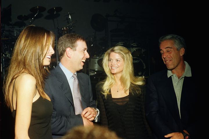 Melania Trump, el príncipe Andrés, Gwendolyn Beck y Jeffrey Epstein en una fiesta en Mar-a-Lago club, Florida, en febrero de 2000