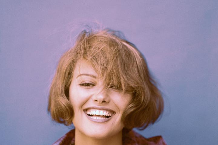 La actriz, Claudia Cardinale, en una imagen de 1938, sonriendo.