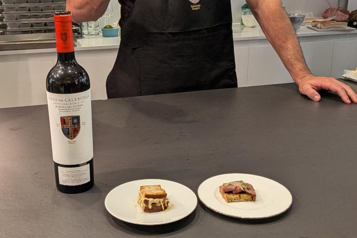 Un vino de Coto de Caleruega con tosta de roast beef y bocadillo de torreznos