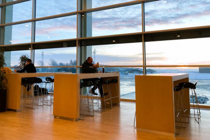 Dos personas en el aeropuerto danés de Aalborg