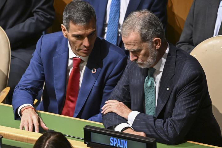 El presidente del Gobierno español, Pedro Sánchez y el rey Felipe VI, asisten a la sesión de apertura del Debate General del 80º período de sesiones de la Asamblea General de Naciones Unidas, este martes en Nueva York.