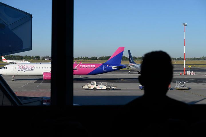 Un avión de Wizzair en un aeropuerto de Dinamarca.