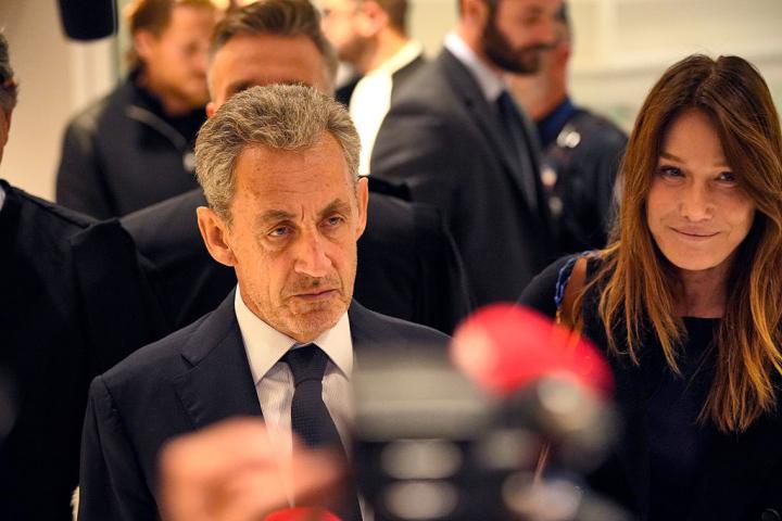 Nicolas Sarkozy y Carla Bruni, a la salida del juzgado este jueves en París