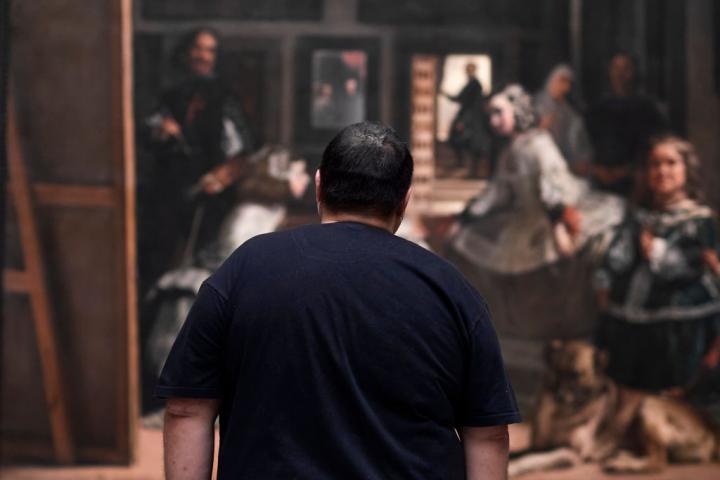 Un visitante del Museo del Prado delante de Las Meninas