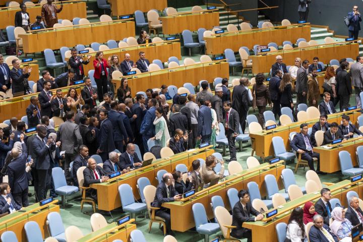 Asistentes a la Asamblea General de la Organización de las Naciones Unidas (ONU) se levantan de sus asientos este viernes, en Nueva York (Estados Unidos), al salir Netanyahu.