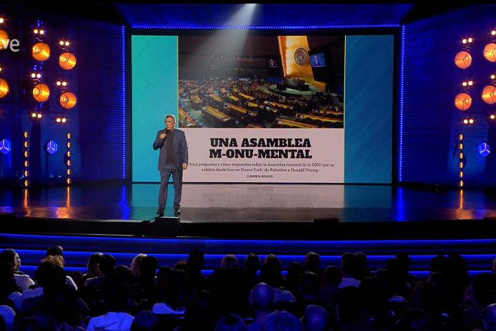 El cómico Andreu Buenafuente elige un splash de 'El HuffPost' para reseñar la información en España sobre la 80º Asamblea General de la ONU durante su monólogo inicial en 'Futuro Imperfecto'.