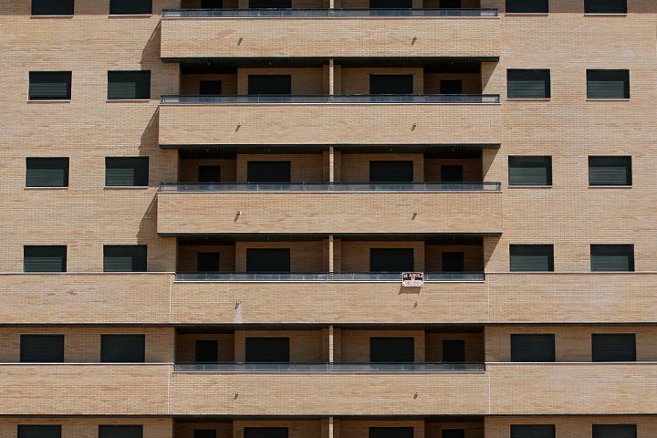 Imagen de archivo de un bloque de viviendas, con un único cartel de 'Se alquila'.