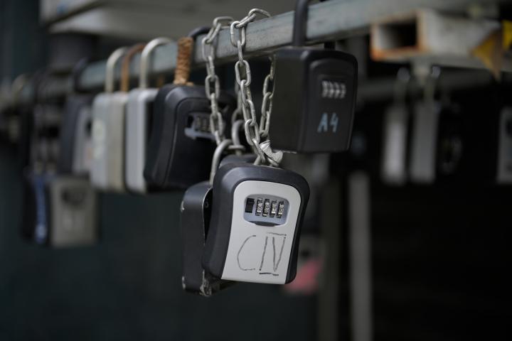 Imagen de archivo de varios cajetines para guardar llaves de viviendas turísticas.