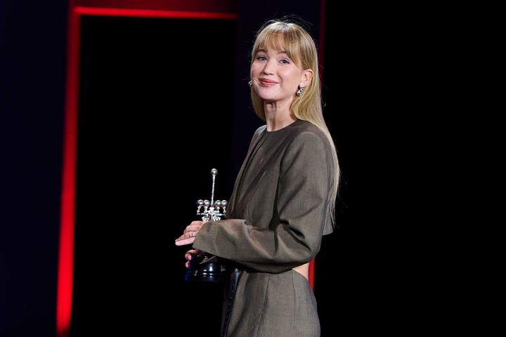 Jennifer Lawrence con el Premio Donostia.
