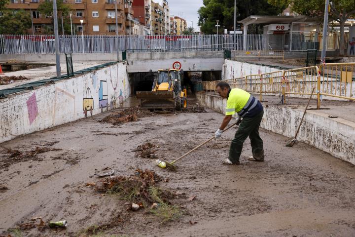 Limpieza del barranco de La Saleta en Aldaia, Valencia, este lunes. La madrugada ha transcurrido con "normalidad" y sin "incidencias destacadas" en municipios de la provincia de Valencia afectados por la dana del pasado 29 de octubre, aunque las precipitaciones registradas han provocado el desbordamiento del barranco de La Saleta en Aldaia, la "subida puntual" del barranco del Poyo en Paiporta o el desprendimiento de piedras en una carretera en Buñol.