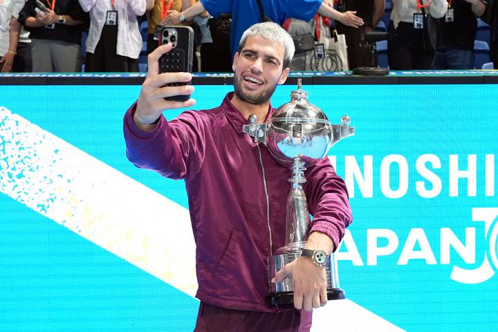 Carlos Alcaraz haciéndose un 'selfie' tras ganar el torneo de Tokio