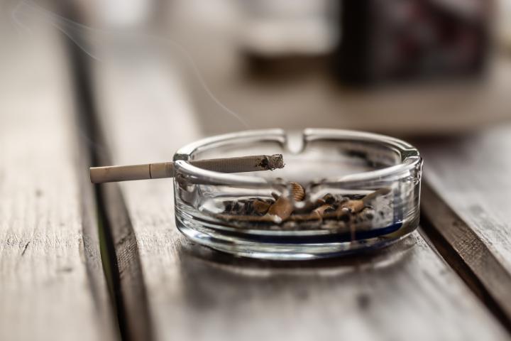 Un cigarro en un cenicero, en una imagen de archivo