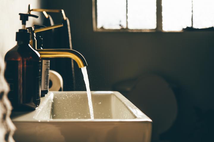 Un grifo tirando agua, en una imagen de archivo