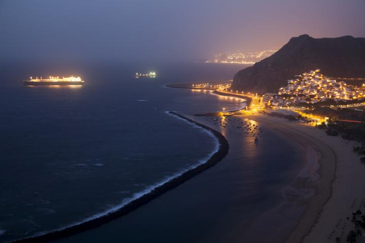 Vista nocturna de la playa de Las Teresitas, en Santa Cruz de Tenerife (Tenerife, Canarias).