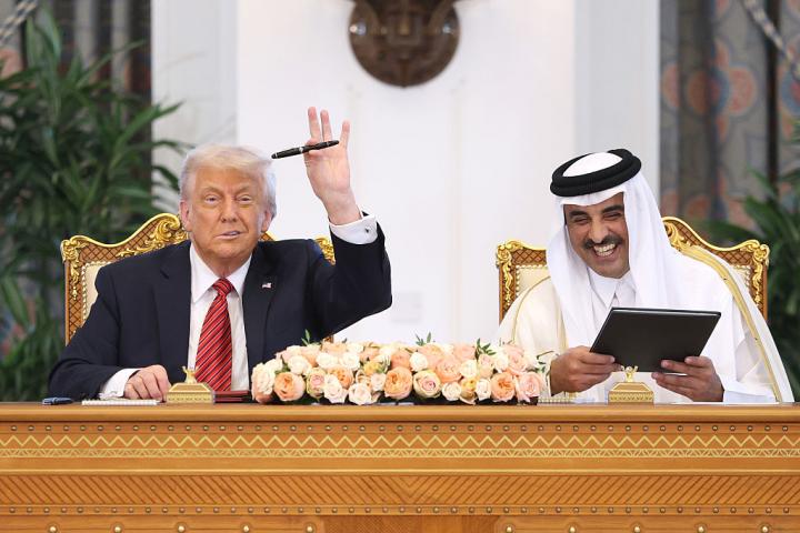 Donald Trump sella un gigantesco acuerdo de cooperación con el emir de Catar, Tamim bin Hamad al Thani