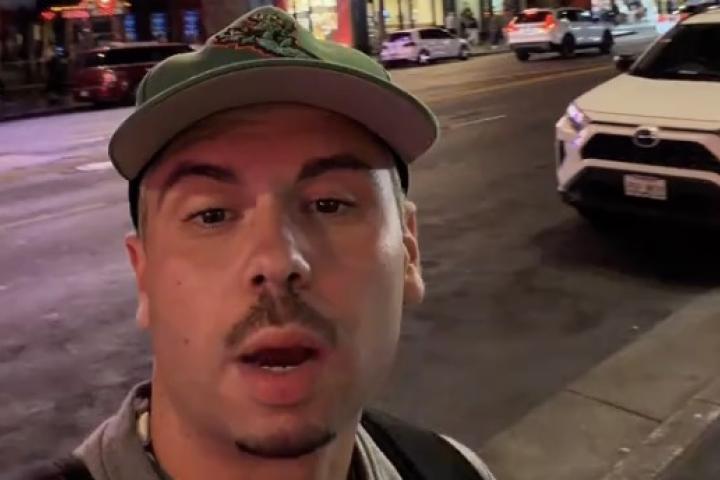 Tiktoker Carlosmomg caminando de noche por Hollywood Boulevard en Los Ángeles durante un vídeo viral en el que desmiente la inseguridad de la zona