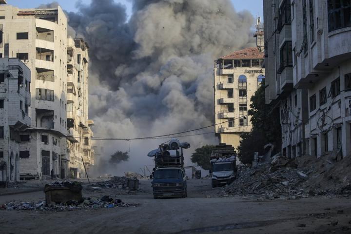 Humo tras un ataque aéreo israelí en Ciudad de Gaza en las últimas horas