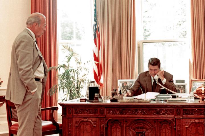 Ronald Reagan, durante su llamada clave al primer ministro israelí Menájem Beguín, el 12 de agosto de 1982