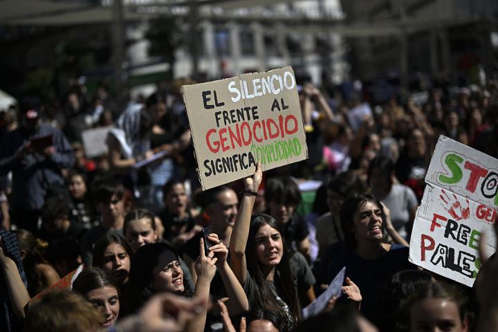 Manifestantes, antes del comienzo de la protesta frente al Ministerio de Exteriores