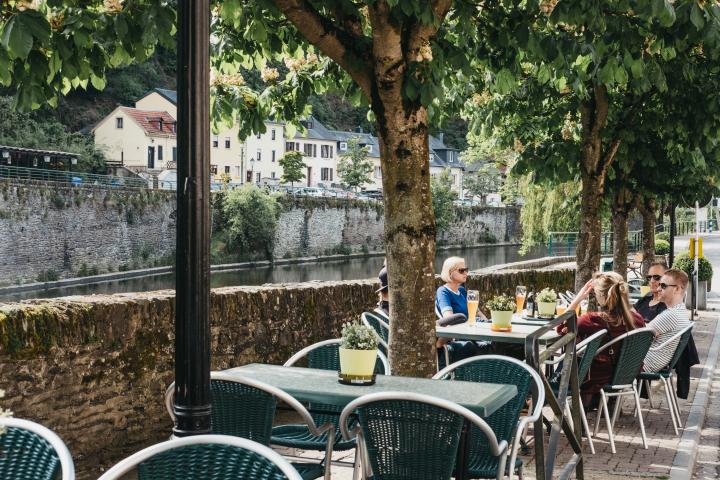 La ribera de un río en Vianden, Luxemburgo.