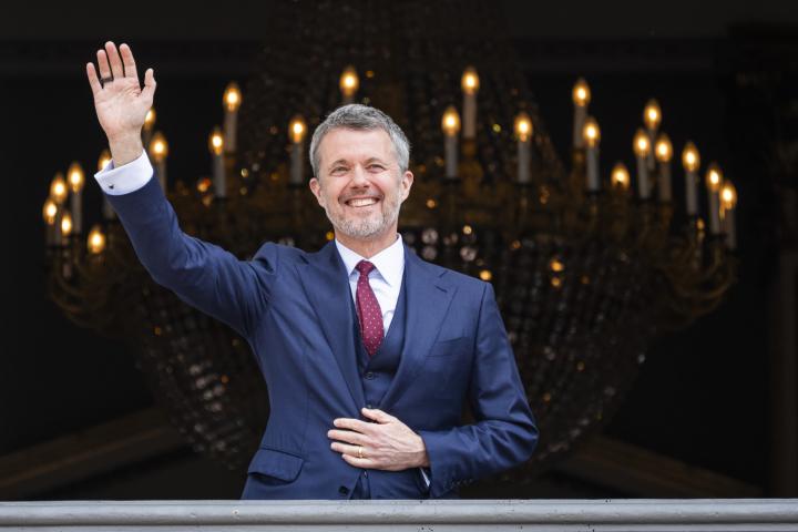 Federico de Dinamarca saludando desde el balcón del Palacio de Federico VIII de Amalienborg en su 57 cumpleaños