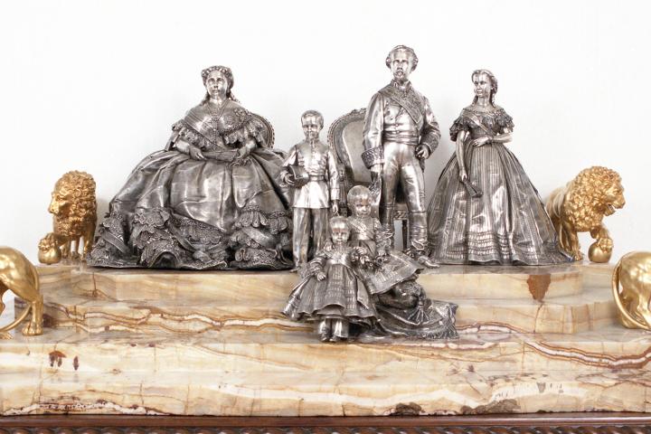 Grupo escultórico de la familia de Isabel II realizado en fotoescultura