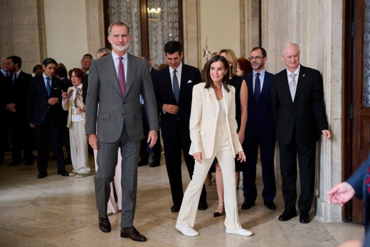 La reina Letizia en una acto oficial con unas zapatillas barefoot.