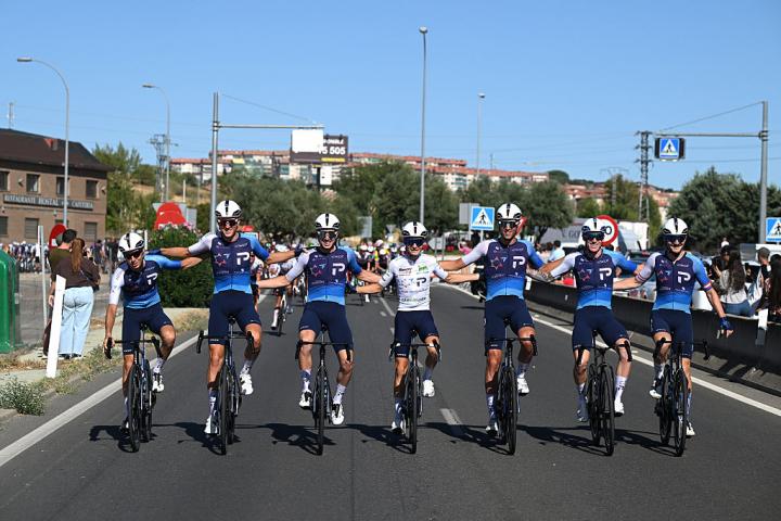 Los integrantes del Israel-Premier Tech posan en la última etapa de La Vuelta a España, con el maillot blanco de mejor joven para Matthew Riccitello