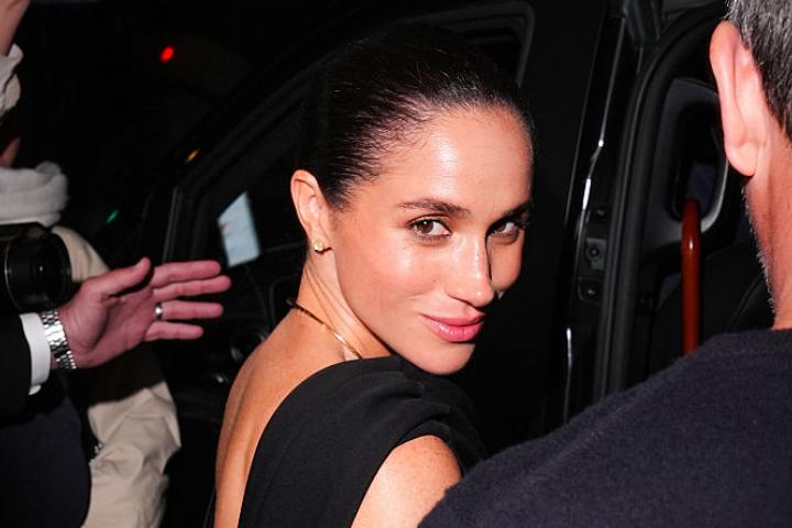 Meghan Markle, en su aparición sorpresa en el desfile de Balenciaga, en París.