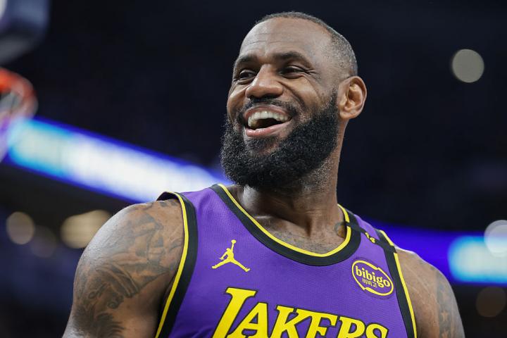 LeBron James se ríe durante un partido con sus Lakers