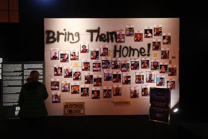 Mural de homenaje y por la libertad de los rehenes, expuesto en Berlín