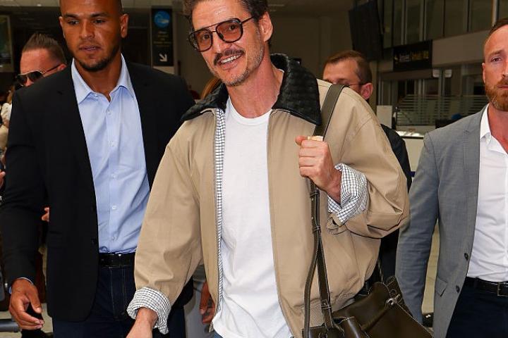 Pedro Pascal con un bolso de Bottega Veneta.