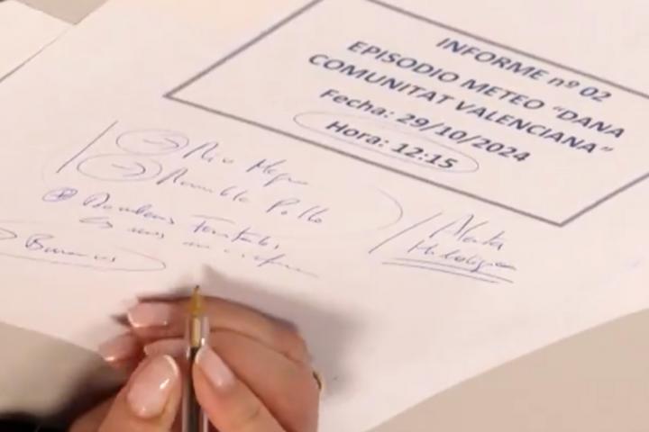 Un plano detalle de las notas tomadas por la exconsellera de Emergencias Salomé Pradas durante el Cecopi, en un vídeo que salió a la luz durante el juicio que investiga posibles reponsabilidades penales en la gestión de la catástrofe.