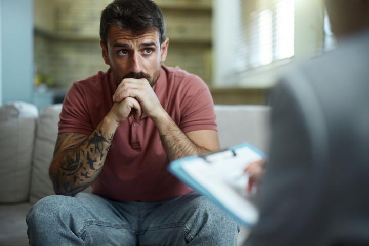 Imagen de archivo de un hombre en el psicólogo.