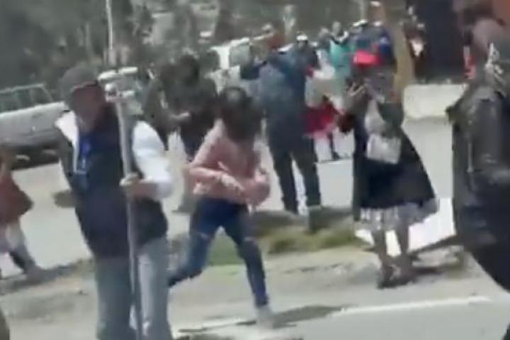 Manifestantes lanzan piedras contra la caravana presidencial de Daniel Noboa, Ecuador.