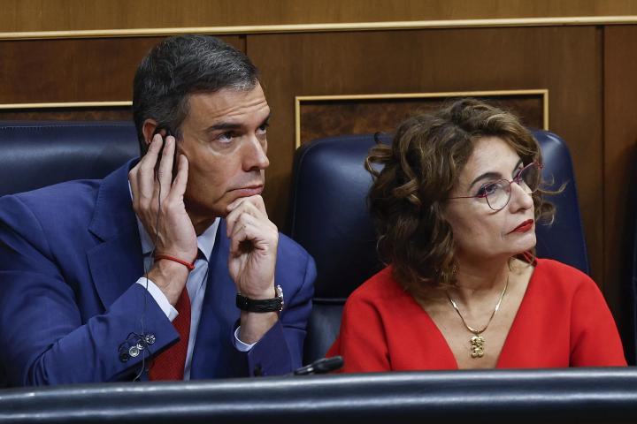 Pedro Sánchez y María Jesús Montero, este miércoles en la sesión plenaria del Congreso de los Diputados.