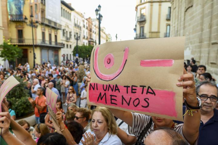 Varios miles de personas, en su mayoría mujeres, se han manifestado este miércoles ante la sede principal del Servicio Andaluz de Salud (SAS).
