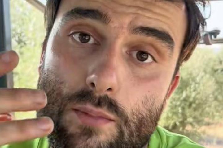 El agricultor Berto muestra una instalación de riego automatizado en su finca, símbolo del auge de la fontanería agrícola en España rural.