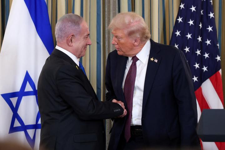 Donald Trump y Benjamin Netanyahu se saludan en la Casa Blanca, el 29 de septiembre de 2025.