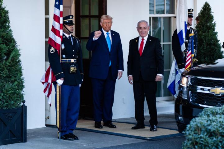 Trump gesticula al recibir a Netanyahu en la Casa Blanca hace meses