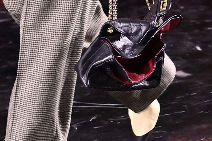 Una modelo con el bolso abierto en el desfile de Chanel en la Semana de la Moda de París.