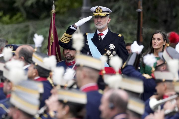 alt="alt="Felipe VI está pasando revista y ojo a lo que estaban haciendo Letizia y Sánchez justo detrás de él""