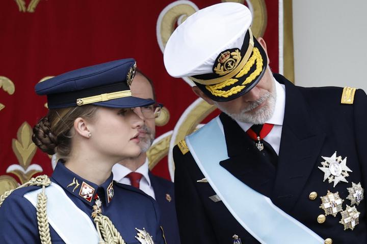 alt="alt="El rey Felipe y la princesa Leonor durante el desfile de las Fuerzas Armadas con motivo de la Fiesta Nacional este domingo en Madrid. EFE/Chema Moya""