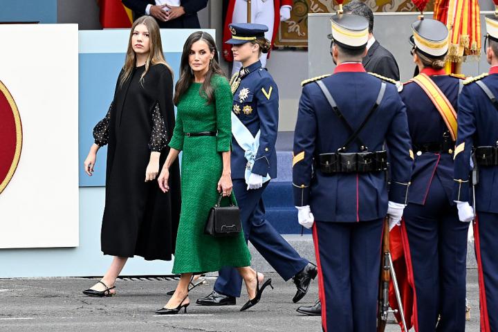 La infanta Sofía, la reina Letizia y la princesa Leonor llegando al desfile del ejército del 12 de octubre.