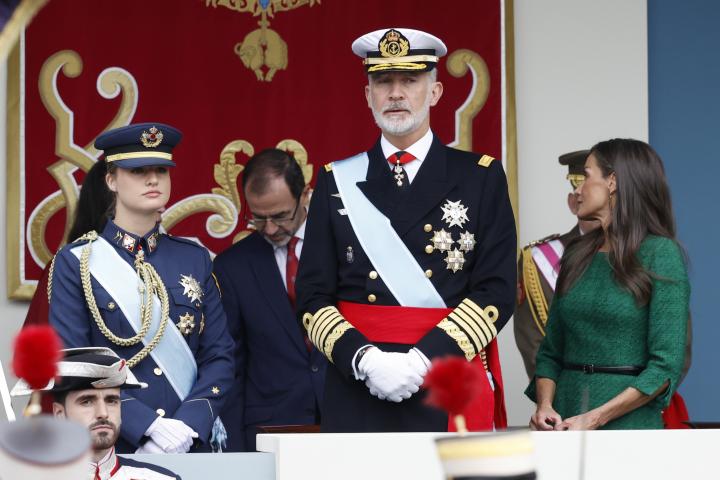 La princesa Leonor con el uniforme de alférez alumna del Ejército del Aire junto a los reyes en el 12 de octubre