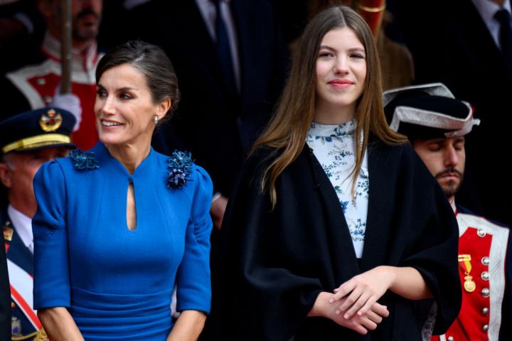 La reina Letizia y la infanta Sofía en la ceremonia en la que Leonor juró la Constitución.