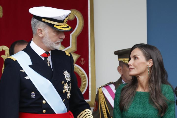 Los reyes Felipe y Letizia hablando en el desfile militar del 12 de octubre de 2025
