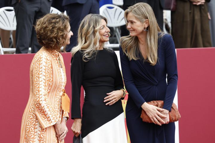 alt="alt="María Jesús Montero, Yolanda Díaz y Sara Aagesen, antes del desfile de las Fuerzas Armadas.""
