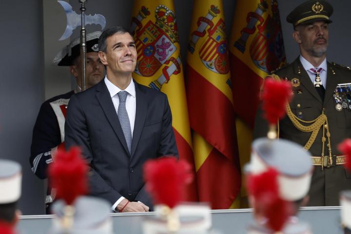 alt="alt="Pedro Sánchez observa a los aviones en el cielo de Madrid.""