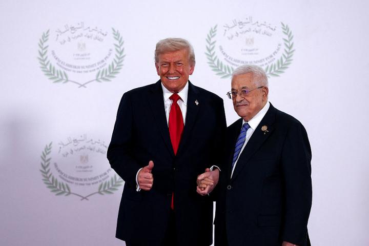 Donald Trump y Mahmud Abbas, presidente de la Autoridad Palestina, en el acto previo a la firma de la paz